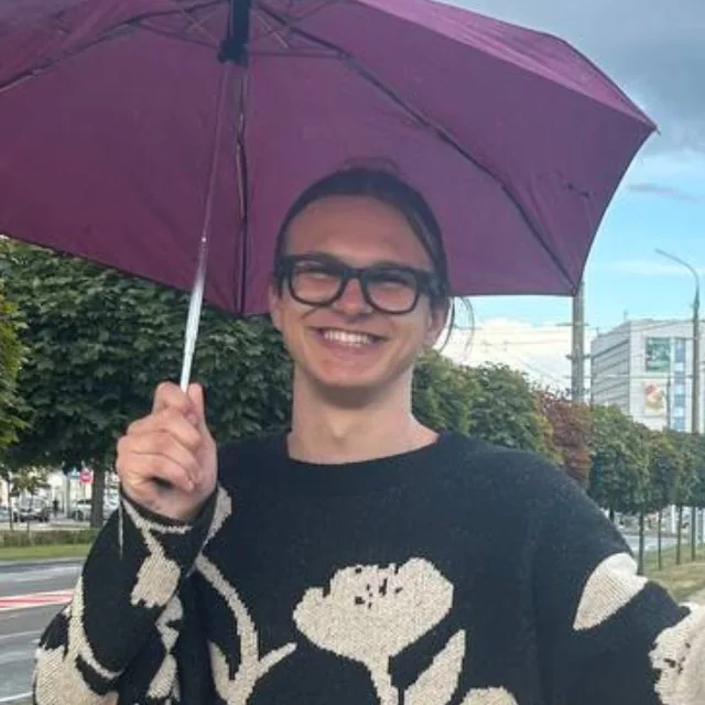 readyyyk smiling under a purple umbrella